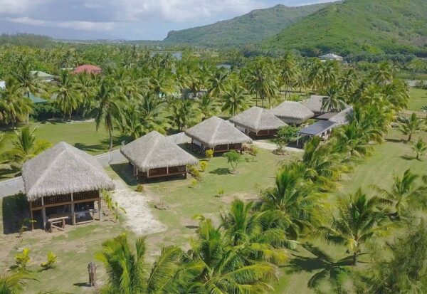 Moorea. Au sein d'un domaine exceptionnel de deux hectares situé sur le motu Temae.  Fare Tiaia offre 7 bungalows en  saisonnier.