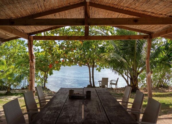 Moorea. Au sein d'un domaine exceptionnel de deux hectares situé sur le motu Temae.  Fare Tiaia offre 7 bungalows en  saisonnier. – Image 2