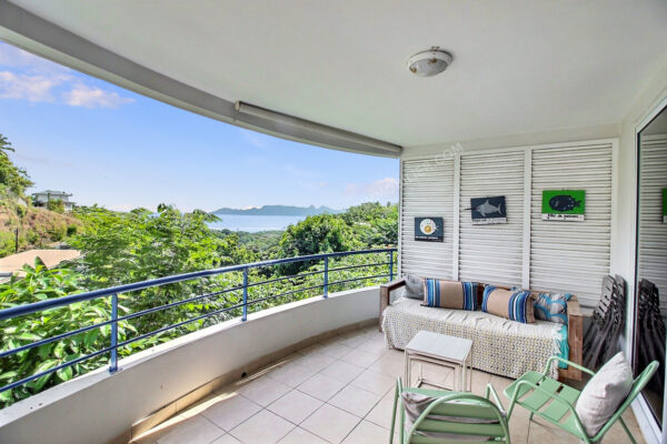 TAHITI. Sur les hauteurs de St Hilaire, résidence Tokerau, appartement de type F4