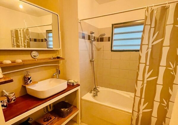 LOCATION SAISONNIERE A PUNAAUIA. un grand appartement  une chambre de standing entièrement équipé, climatisé – Image 4