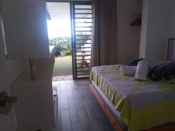 TAHITI. A louer en location saisonnière F3 à Punaauia en hauteur, 2 chambres, cuisine équipée – Image 4