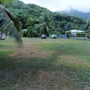 Moorea. Loue terrain de 1018m² à Afareaitu. Coté montagne, en zone UB. Plat