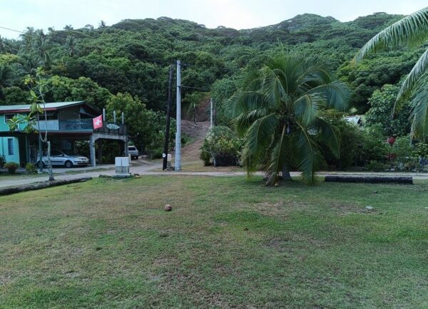 Moorea. Loue terrain de 1018m² à Afareaitu. Coté montagne, en zone UB. Plat – Image 3